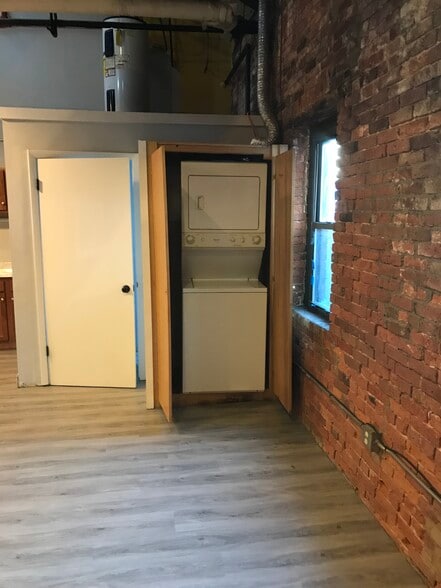 Building Photo - 464 Pratt Street Ext