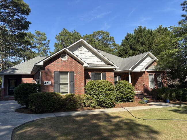 Building Photo - 420 Lake Forest Dr SE