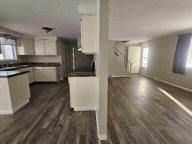 Building Photo - 610 1/2 Sunflower Dr