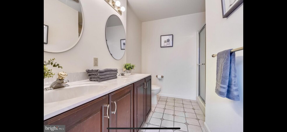 Building Photo - 1250 William St