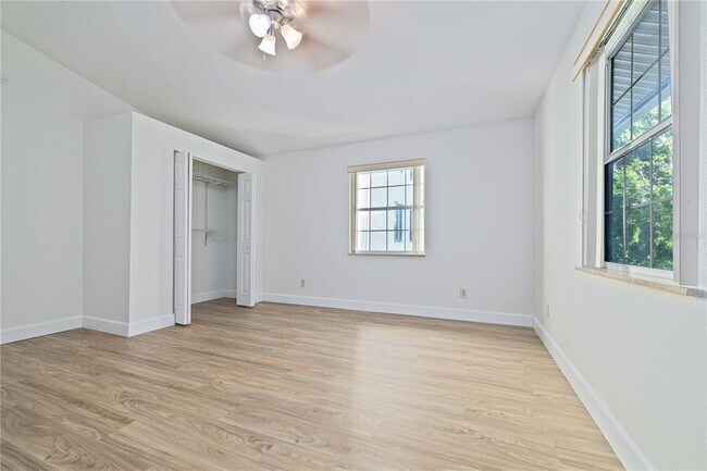 Building Photo - 113 W Gladys St