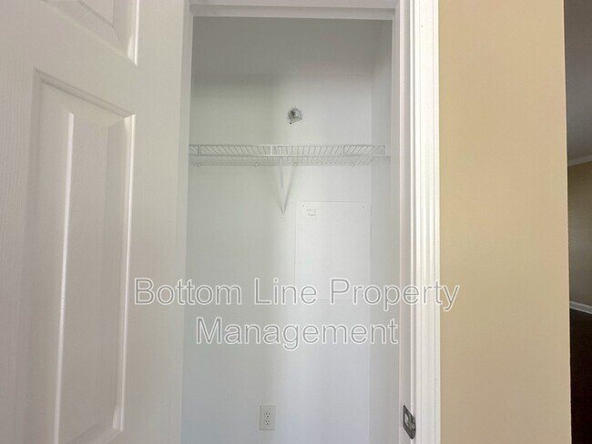 Building Photo - 6223 Woodland Commons Dr