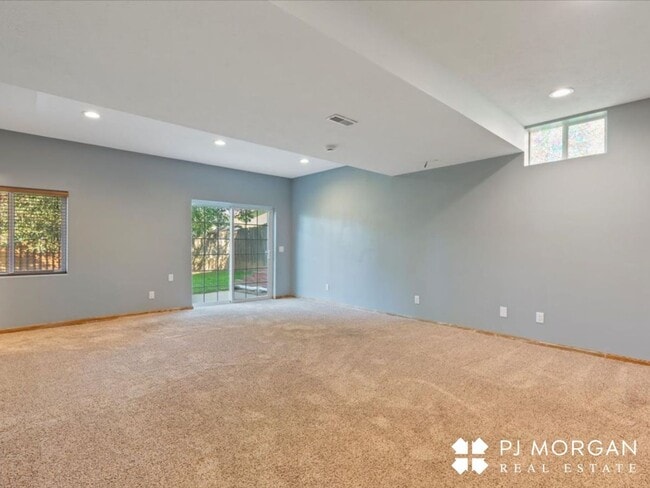 Building Photo - 4 bedroom, 3 bathroom - Available 9/15- Co...