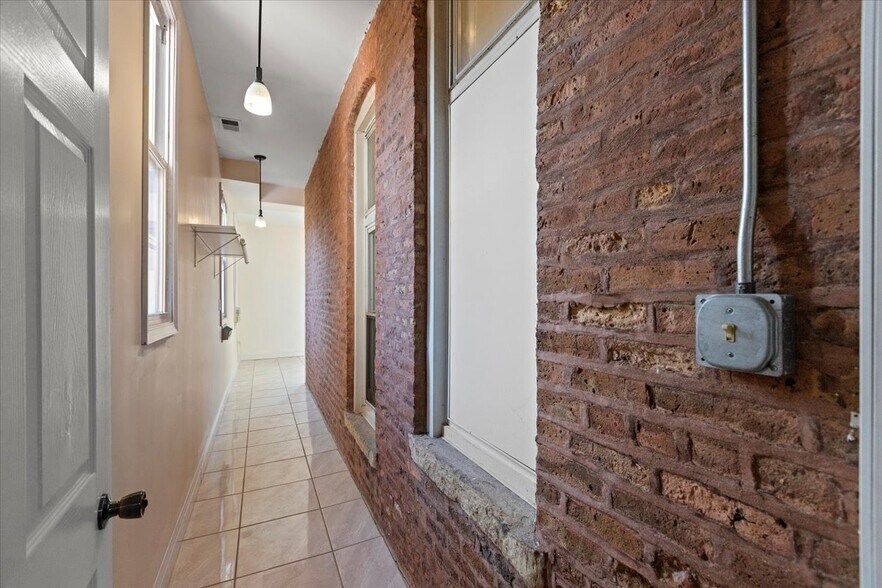 Building Photo - 229 S Racine Ave