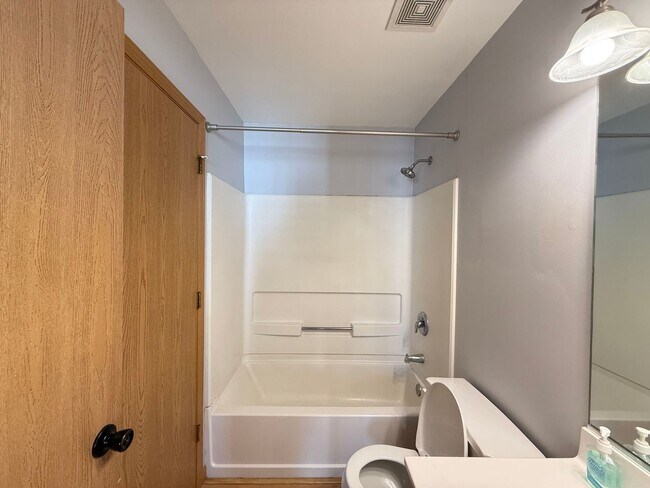 Building Photo - 616 Windsor Dr