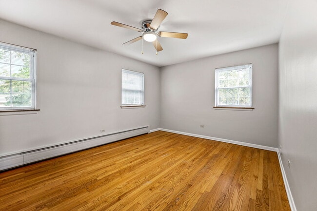 Building Photo - 21 E Thorndale Ave