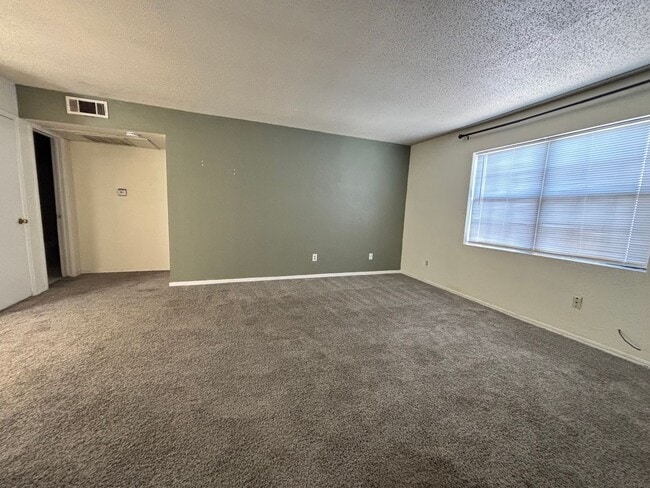 Building Photo - 1-bed, 1-bath apartment with washer and dryer provided