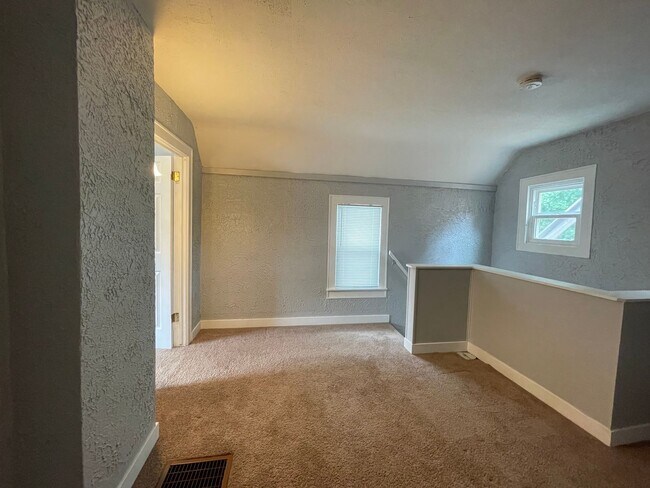 Building Photo - Two Bedroom Home - NE Side of Grand Rapids!