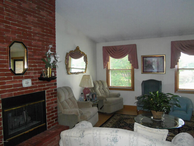 Building Photo - Christiansburg, 4 BR / 2 BA, Available Lat...