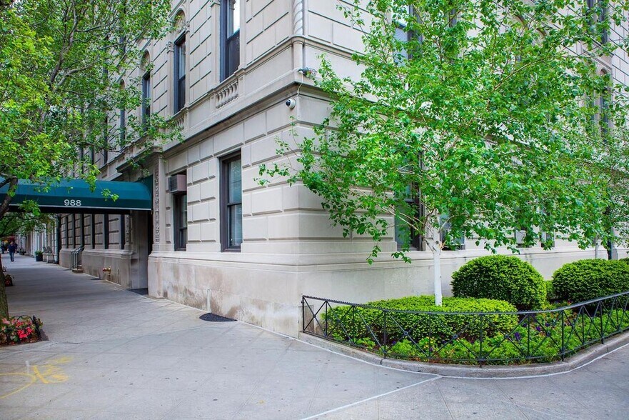 Building Photo - 988 5th Ave