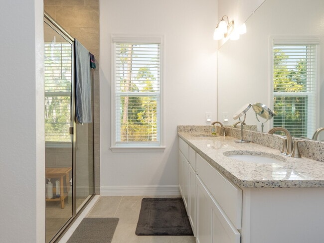 Building Photo - Move in now with zero deposit! This stunni...