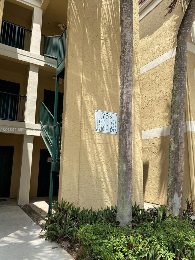 Building Photo - 733 Riverside Dr