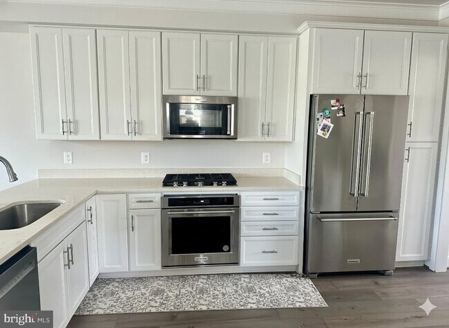 Building Photo - 3400 Landing Way