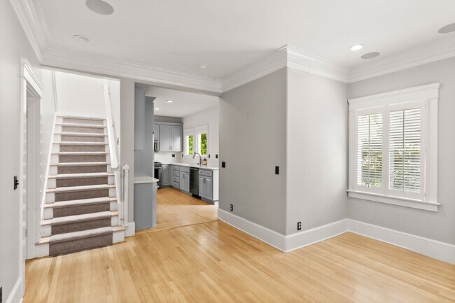 Building Photo - Stunning Portland Heights Craftsman for Re...