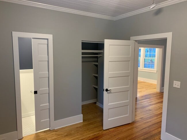 Building Photo - Charming Flat Rock Bungalow