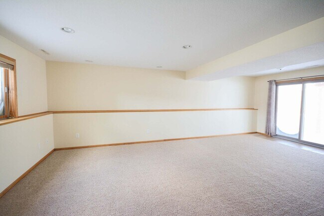 Building Photo - Move-In Ready4 BR with Large Yard!