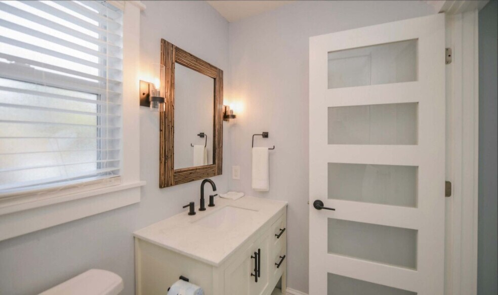 Building Photo - 613 Fern St