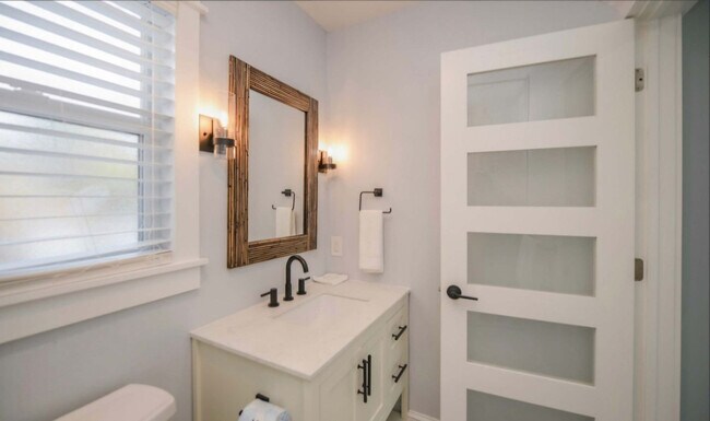 Building Photo - 613 Fern St