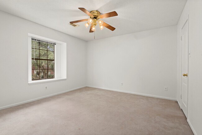 Building Photo - 2415 Parkwood Ln