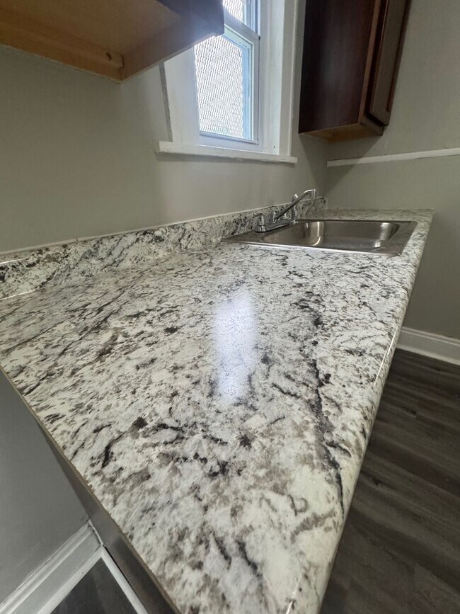 Building Photo - Charming 3-Bedroom Property in Prime Location