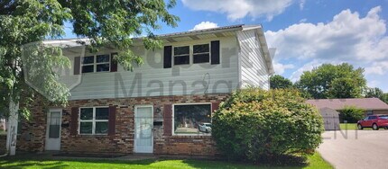 Building Photo - 2 Bed 1.5 Bath Townhome