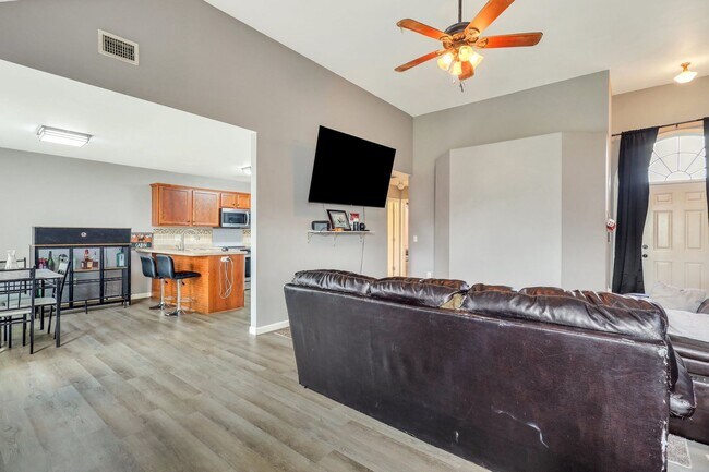 Building Photo - AVAILABLE JUNE (PETS PERMITTED)