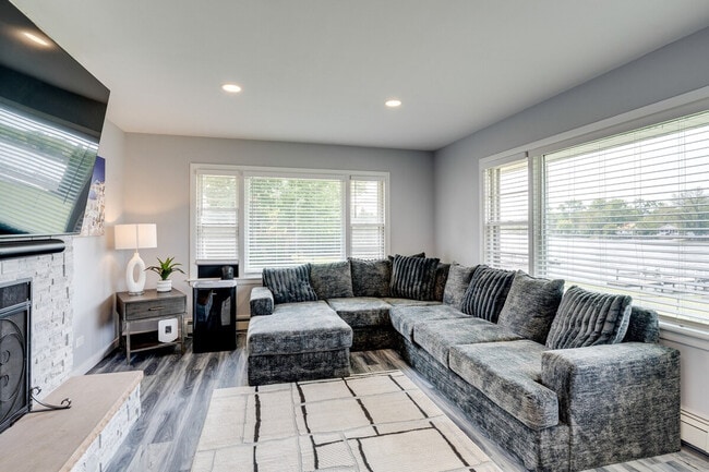 Building Photo - 811 N River Rd