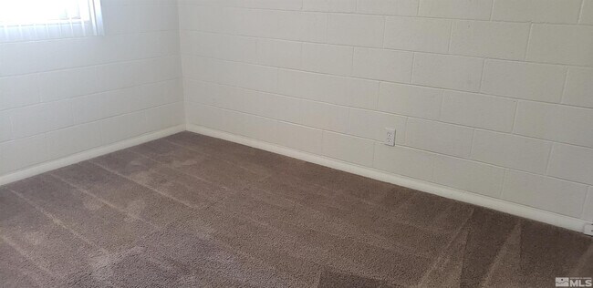 Building Photo - 565 Roberts St