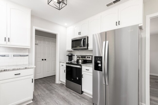 Building Photo - Charming 3 Bedroom Home with Modern Features and Spacious Outdoors!