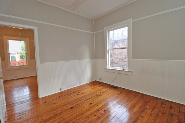 Building Photo - 1 Bedroom, 1 Bathroom Cottage in Heathwood - Available Now!