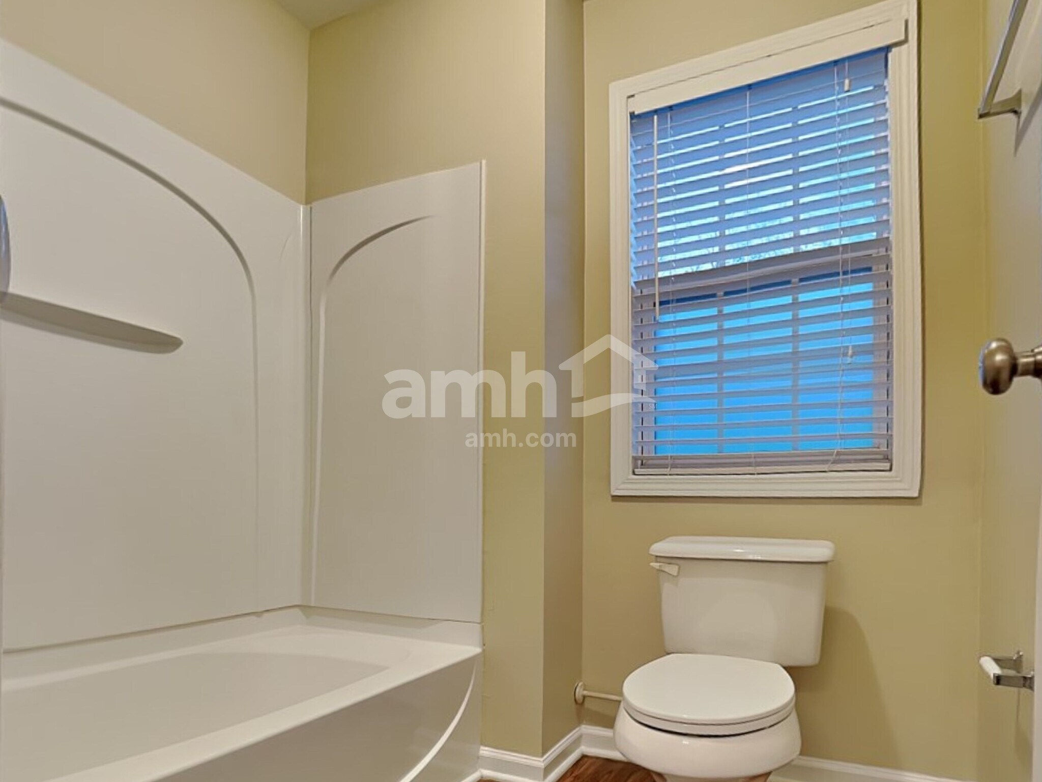 Building Photo - 2341 Suwanee Pointe Dr