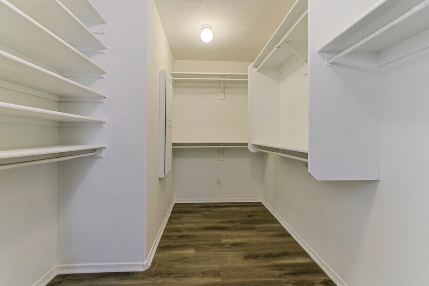 Building Photo - 548 E Cathy Dr