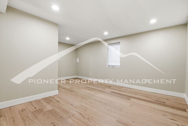 Building Photo - Spacious Duplex with Central AC and Washer/Dryer
