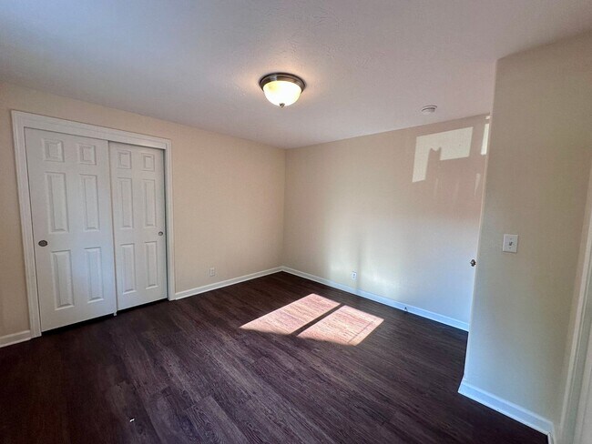 Building Photo - 6204e