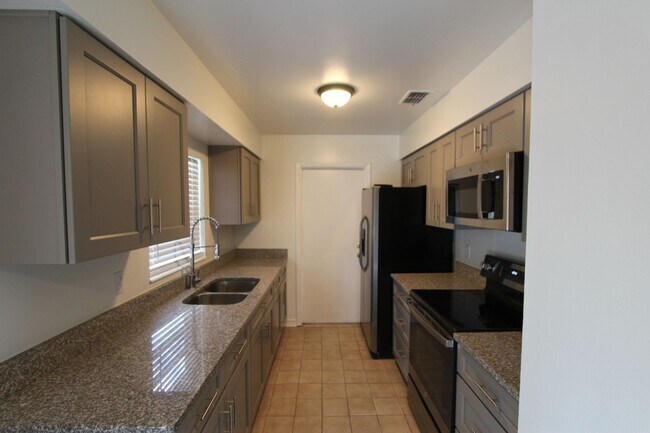 Building Photo - Lovely Home Available NOW!