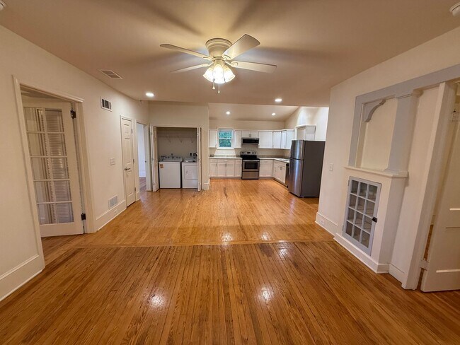 Building Photo - Beautiful 3 Bedroom Apartment