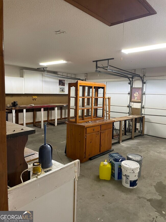 Building Photo - 211 N Woodvalley Dr