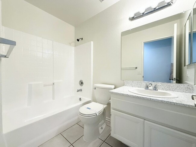 Building Photo - Single Story in Rancho Del Oro!
