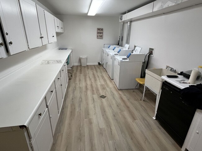 Building Photo - Updated 3 Bed Condo in Myers Park