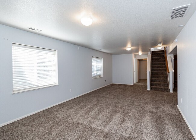 Building Photo - 4 Bed Rancher in District 20!!!