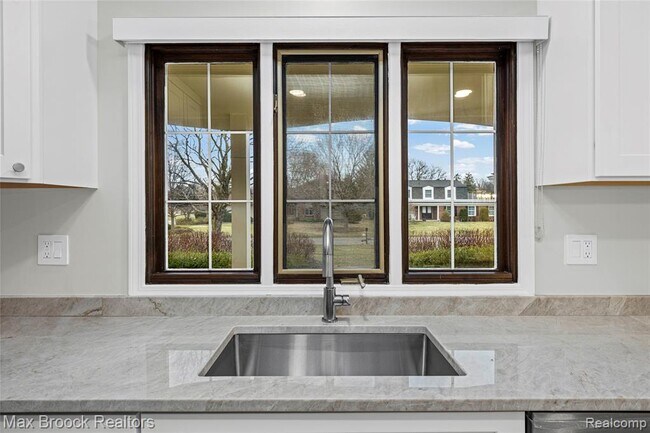 Building Photo - 28977 Lake Park Dr