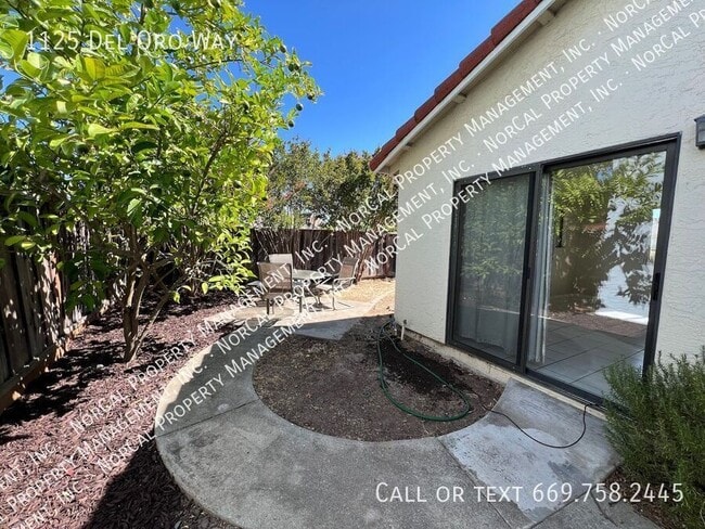 Building Photo - 1125 Del Oro Way