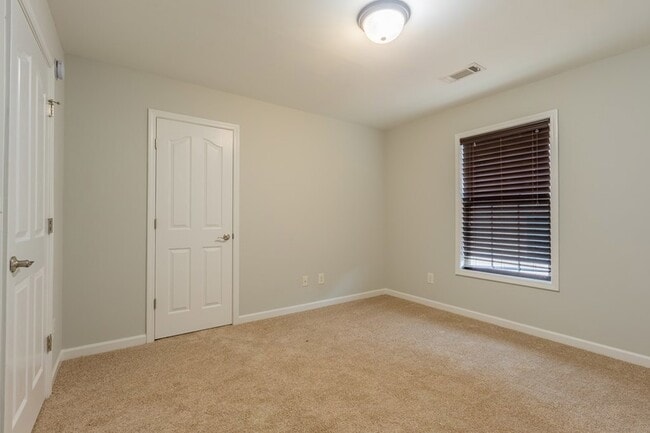 Building Photo - 4525 Village Ct