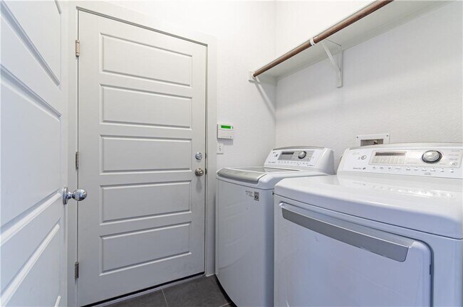 Building Photo - 1410 Casa Dr