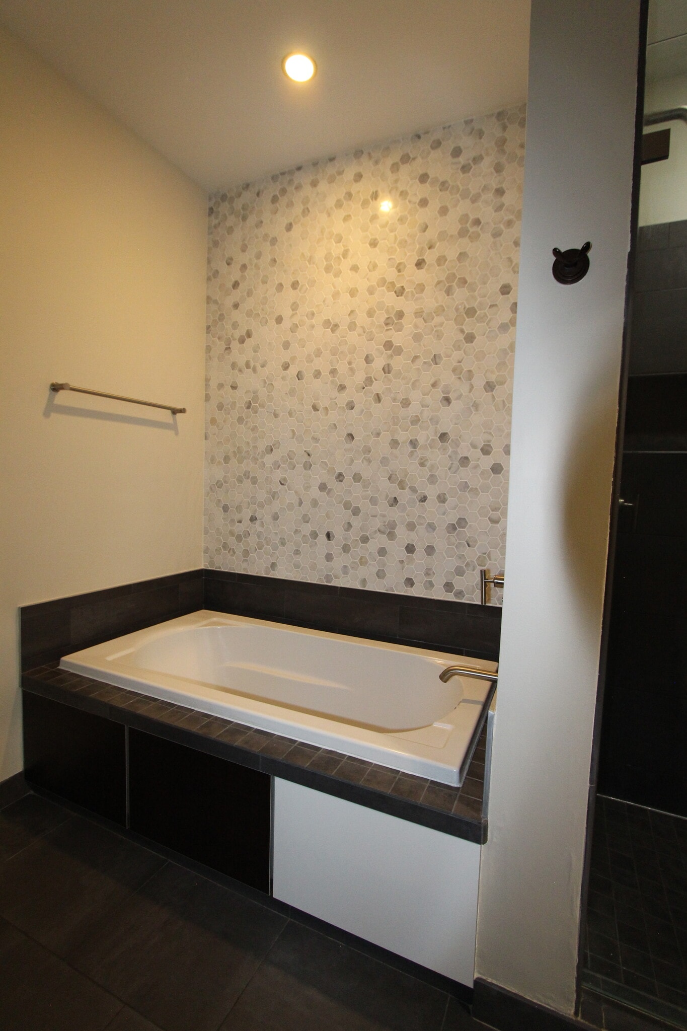 Full tub - 700 12th Ave S