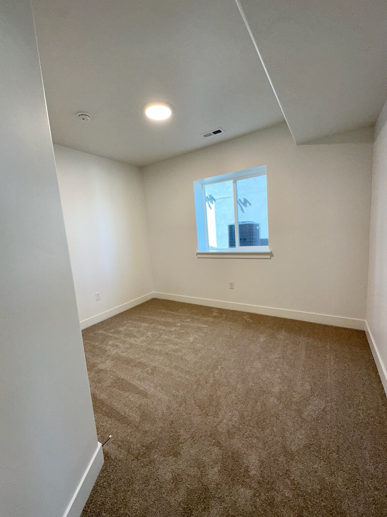 Building Photo - 682 N Bennedict Dr
