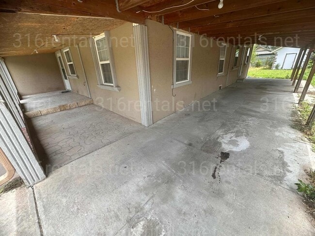 Building Photo - $1200 - 4 bedroom/ 2 bathroom - Single Fam...