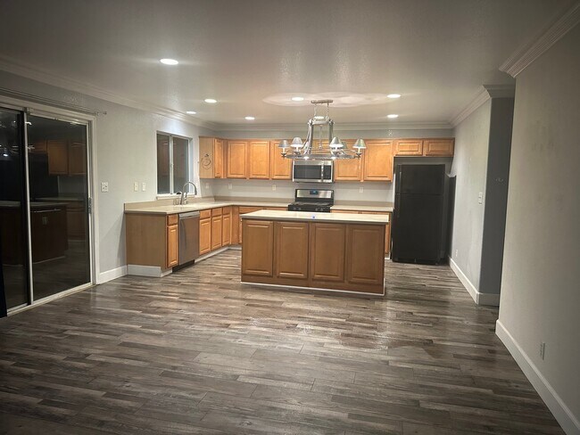 Building Photo - 2660 Glenview Dr