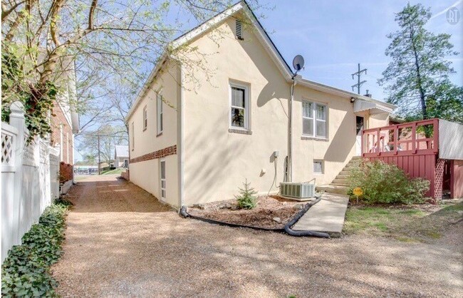 Building Photo - 3 Bed, 1.5 Bath Home with Backyard and Ple...