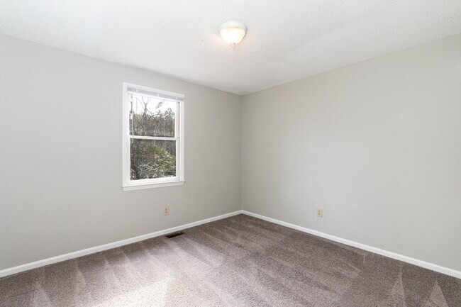 Building Photo - Move In Ready Two Bedroom Home!